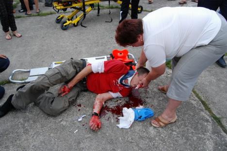 Carnagiu la Caransebeş: un teribilist a intrat cu maşina pe pista de motociclete, rănind 4 oameni (FOTO / VIDEO)